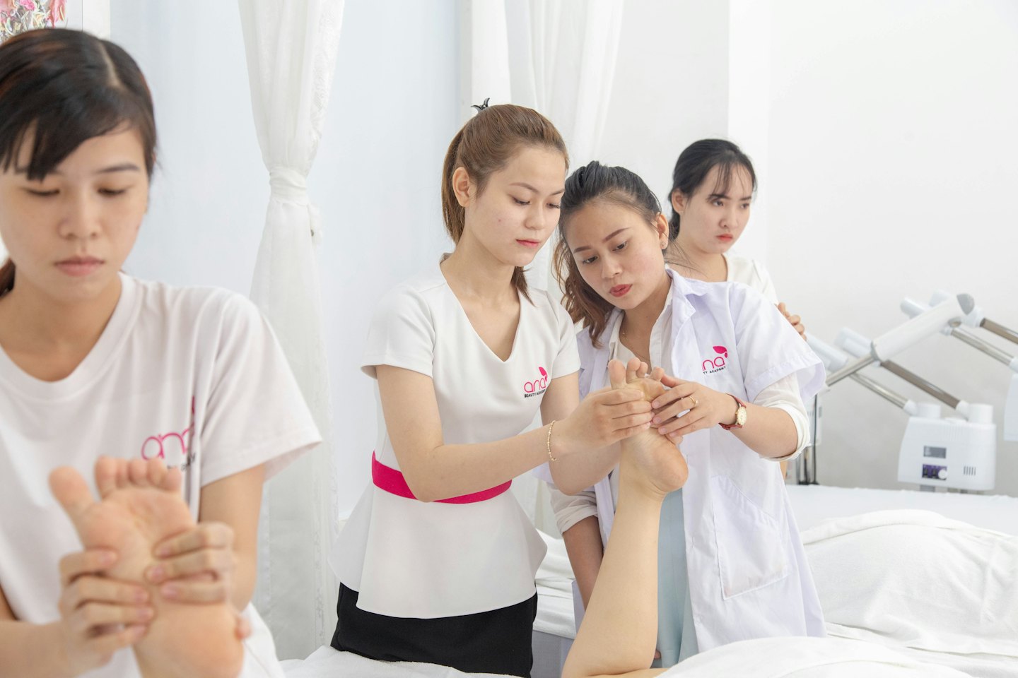 Donne che praticano tecniche di massaggio ai piedi durante un corso di formazione.